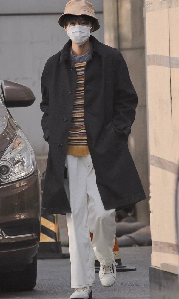 Nhờ cặp giò đà điểu mà Vương Tuấn Khải rất thích diện áo khoác dáng dài.