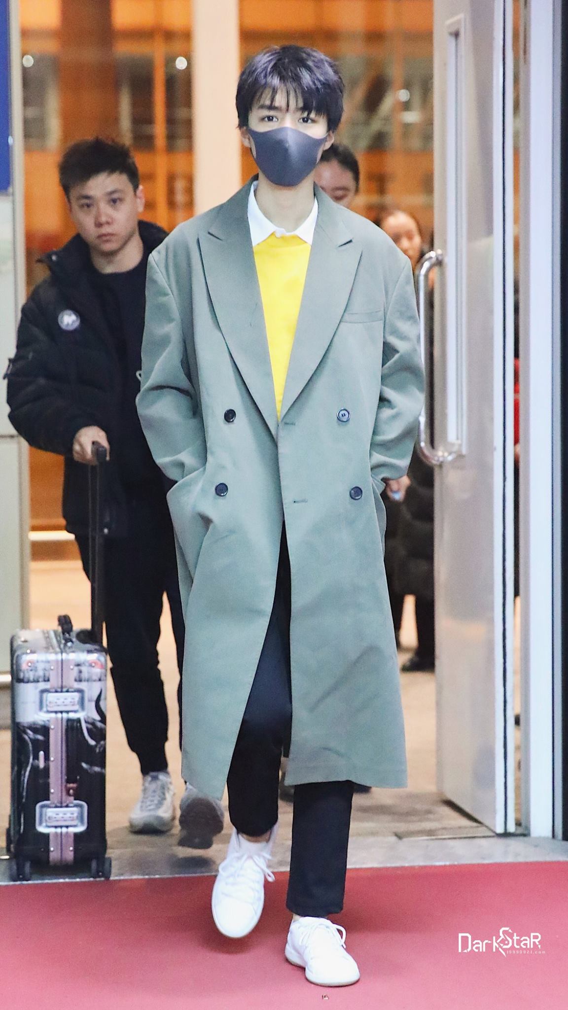 Outfit ra sân bay của Tuấn Khải luôn khiến các fan nữ mê mệt.