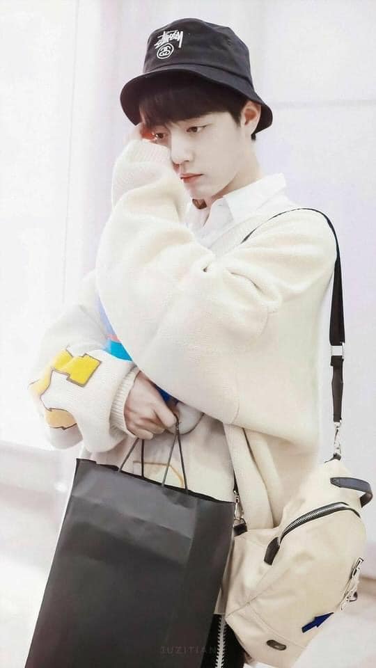 Style của Tiêu Chiến hóa ra mang hơi hướng 'cute boy'.