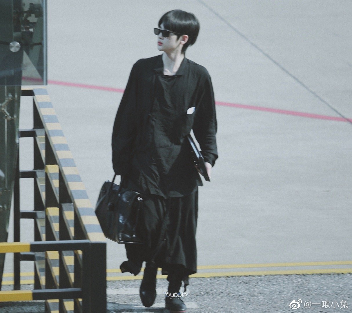 Cách phối đồ của Châu Chấn Nam lạ lùng và kén người 'thẩm thấu'.