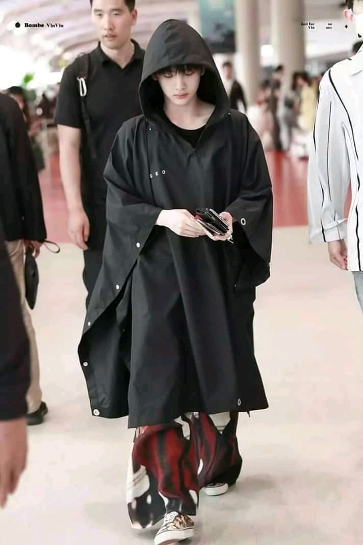 Chắc chắn Châu Chấn Nam đã thu hút vô số ánh nhìn với bộ đồ như áo mưa này.
