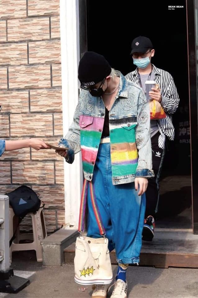 Style quần dài, áo rộng thùng thình của Châu Chấn Nam khá kén người mặc. Các fan của anh chàng thừa nhận ban đầu nhìn không quen nhưng dần dần lại thấy đáng yêu.