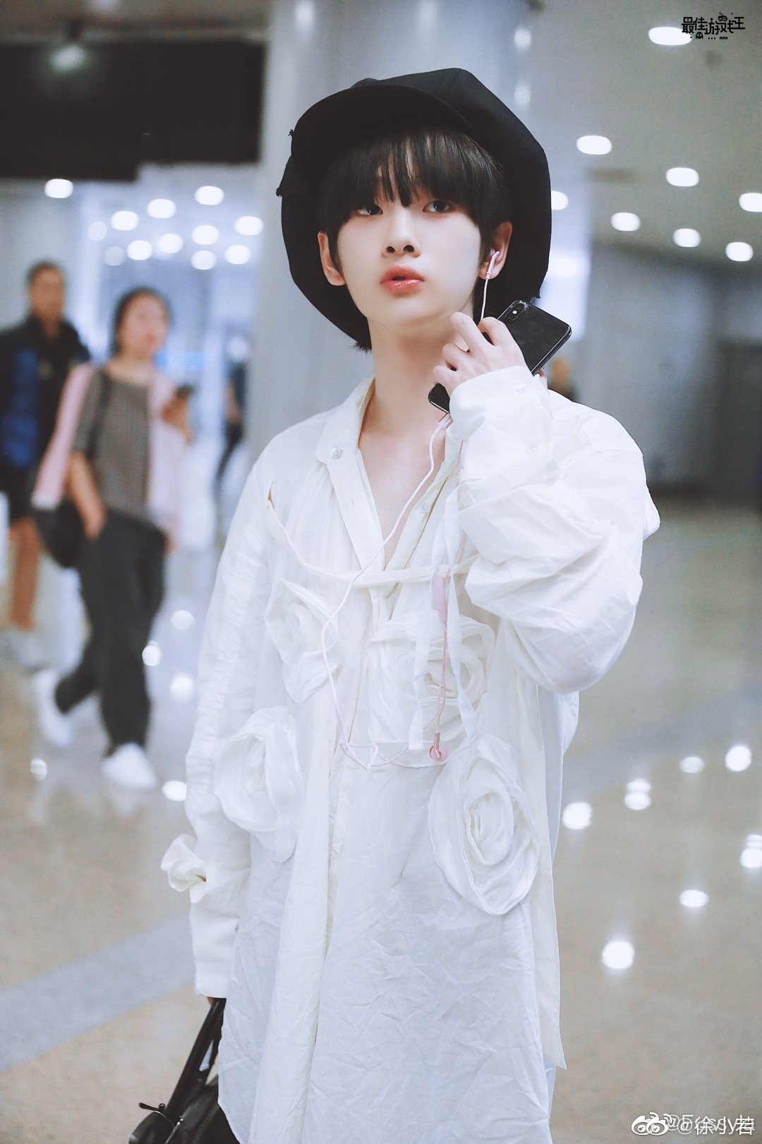 11 sao nam phối đồ 'đỉnh' nhất Cbiz: Tiêu Chiến, Vương Nguyên 'mlem mlem', Châu Chấn Nam đến fan cũng không dám khen - Ảnh 1