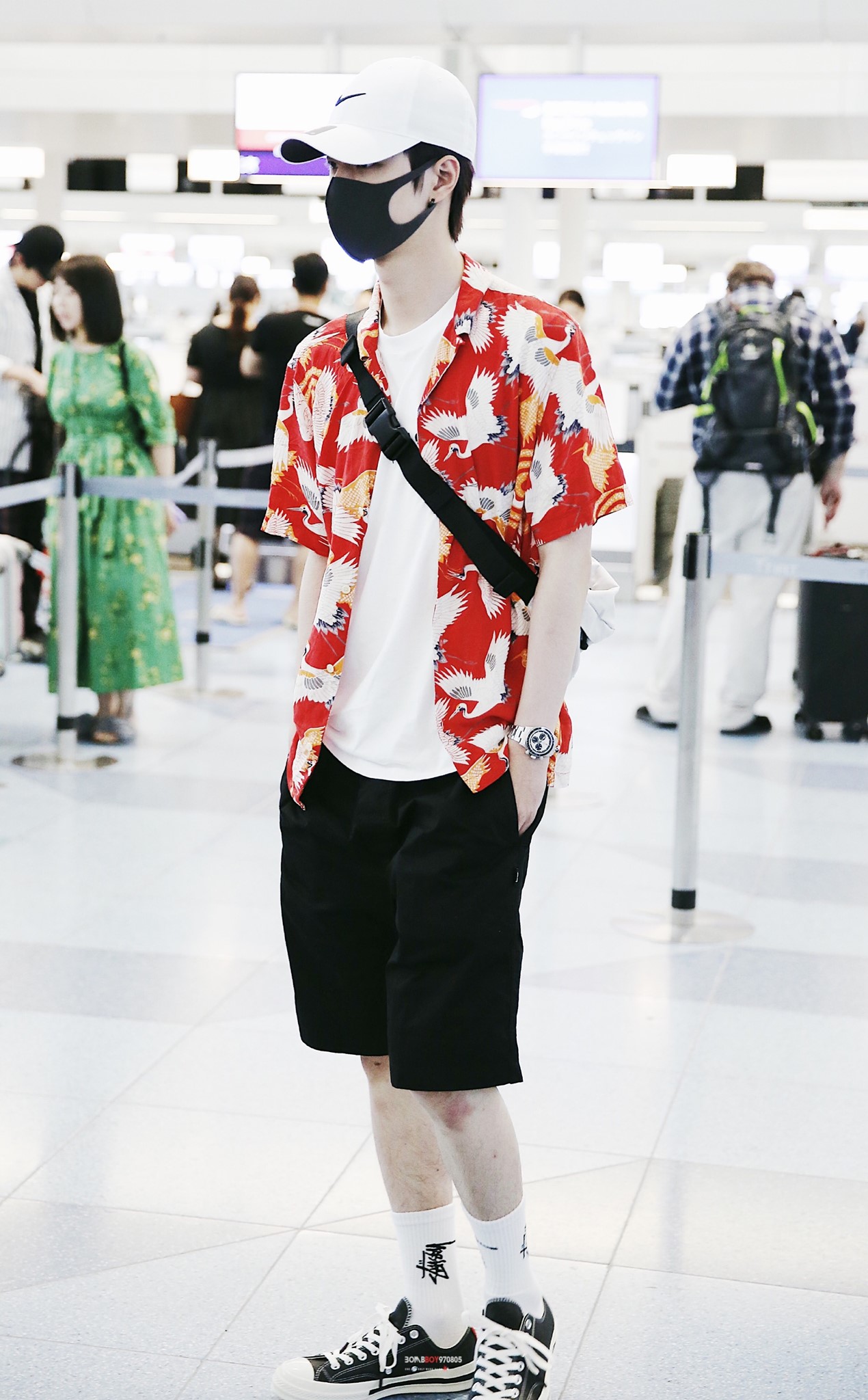 Chàng trai lạnh lùng Vương Nhất Bác cũng có lúc lên đồ rực rỡ như thế này đây.