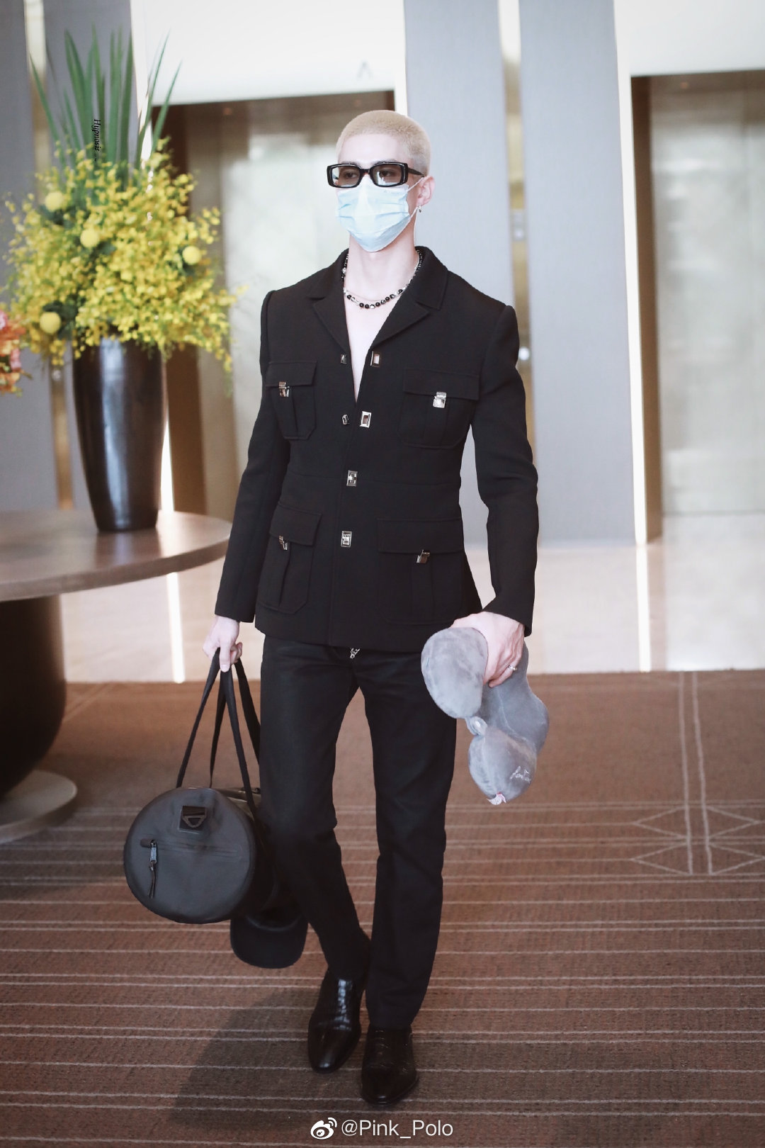 Sở hữu tỷ lệ cơ thể đẹp, Mika rất dễ mặc đồ. Không những vậy, anh còn sở hữu gu thời trang ấn tượng, mỗi lần lên đồ là khiến fan phải gào thét. Nhìn cây đồ này có khác gì fashionista.