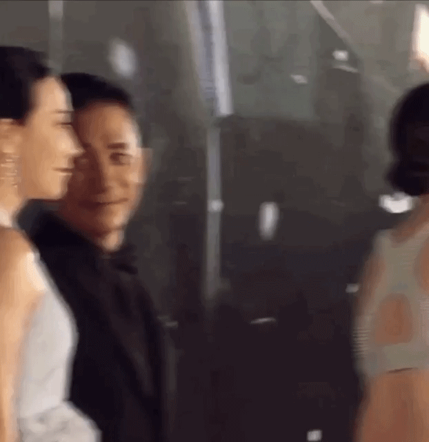 Lương Triều Vỹ và Lưu Gia Linh khiến người hâm mộ đồng cảm và ngưỡng mộ với mối tình bền vững. Khoảnh khắc tài tử họ Lương đắm đuối nhìn vợ khiến netizen vô cùng xúc động. Lương Triều Vỹ và Lưu Gia Linh khiến người hâm mộ đồng cảm và ngưỡng mộ với mối tình bền vững. Khoảnh khắc tài tử họ Lương đắm đuối nhìn vợ khiến netizen vô cùng xúc động.
