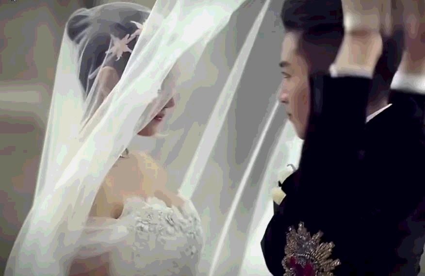 Sau bao năm, nụ hôn của Trần Hiểu và Trần Nghiên Hy tại lễ cưới của 2 người mãi là một huyền thoại trong lòng người hâm mộ. Nhiều người hâm mộ Cbiz khẳng định ngay cả những bộ phim ngôn tình lãng mạn nhất cũng không thể quay ra được một cảnh kinh điển như thế này bởi đây là phản ứng tự nhiên của cả 2. Sau bao năm, nụ hôn của Trần Hiểu và Trần Nghiên Hy tại lễ cưới của 2 người mãi là một huyền thoại trong lòng người hâm mộ. Nhiều người hâm mộ Cbiz khẳng định ngay cả những bộ phim ngôn tình lãng mạn nhất cũng không thể quay ra được một cảnh kinh điển như thế này bởi đây là phản ứng tự nhiên của cả 2.