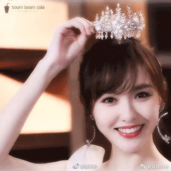 Nụ cười của Đường Yên đúng như cái tên của cô ấy, vừa ngọt ngào, vừa an yên. Mặc dù không sở hữu nhan sắc nổi bật nhất trong dàn mỹ nhân Cbiz nhưng khi nhắc đến người có nụ cười ngọt ngào, netizen sẽ nghĩ ngay đến cô.
