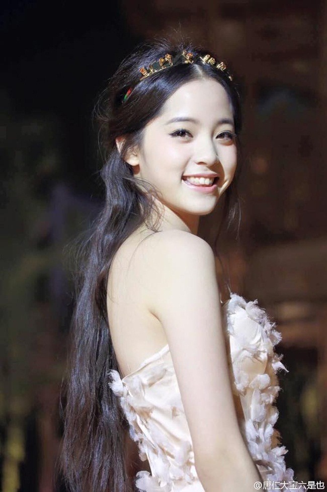 Không chỉ sở hữu ngoại hình xinh xắn, u Dương Na Na còn cuốn hút khán giả nhờ nụ cười ngọt hơn cả đường mật. Nụ cười Na Na có chút ngây thơ, đáng yêu, khiến người ta chỉ muốn cưng chiều.