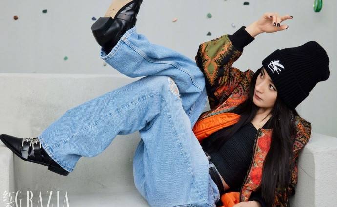 Diện outfit mang phong cách retro, Dương Mịch trông vừa cá tính lại vừa trẻ trung.