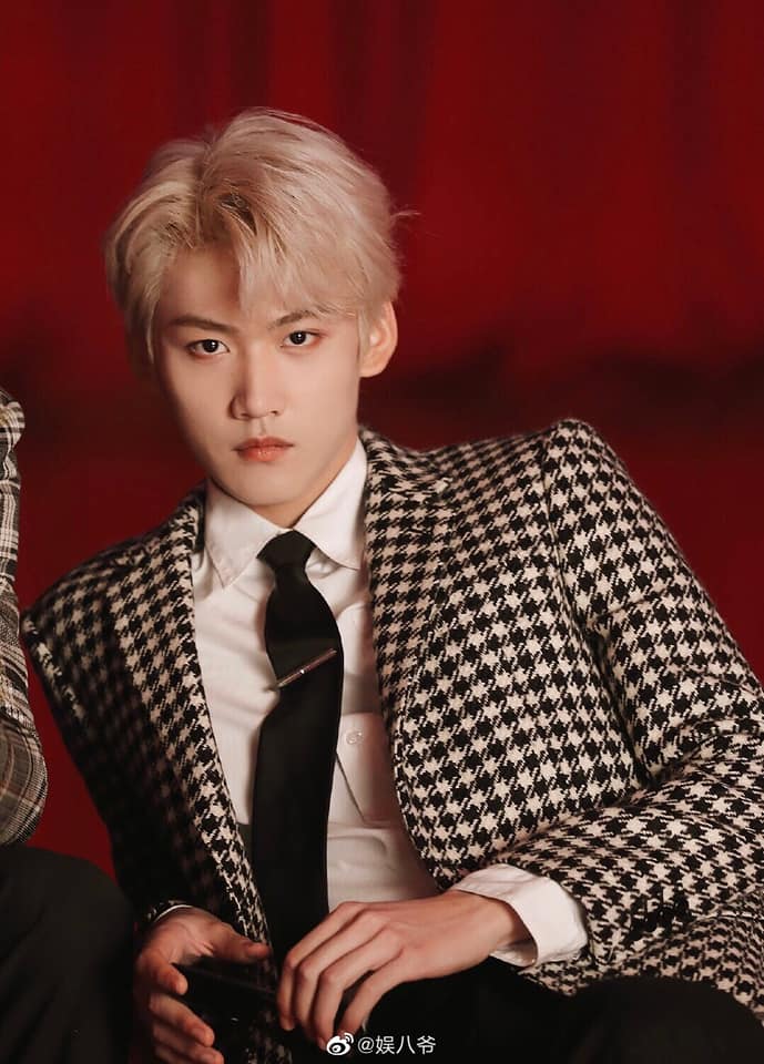 Châu Kha Vũ đẹp xuất sắc trong màu tóc vàng. Ngắm màu tóc này nhiều fan của anh chàng phải thốt lên 'Có mỗi việc bớt đẹp trai đi mà Châu Kha Vũ làm không được'!