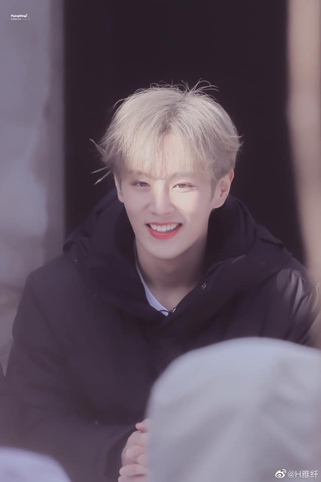 Lý Vấn Hàn có gương mặt sáng và nụ cười rất hiền. Khi nhuộm tóc vàng sáng, anh trở nên đáng yêu như một vị tiểu hoàng tử.