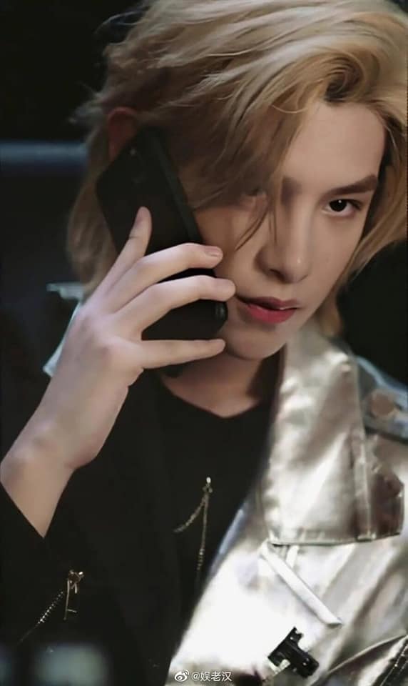 Justin Hoàng Minh Hạo bao ngầu trong mái tóc dài màu vàng.