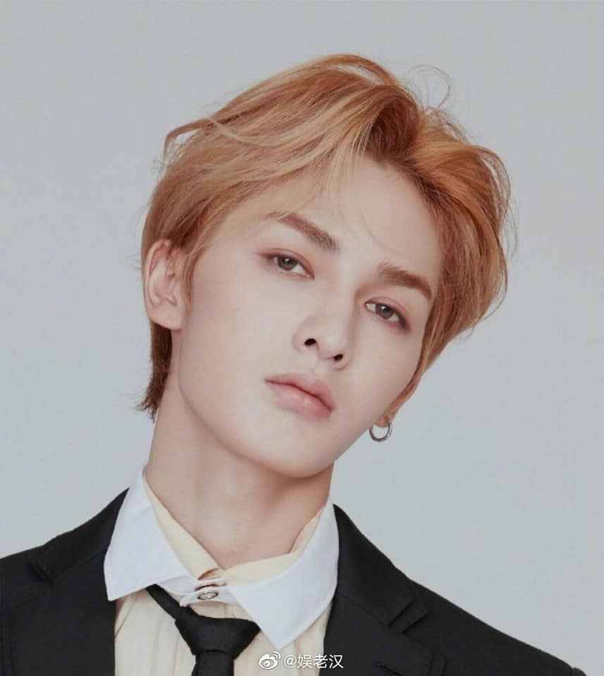 Để tóc vàng, Chu Chính Đình điển trai như hoàng tử bước ra từ những câu chuyện cổ tích châu Âu.