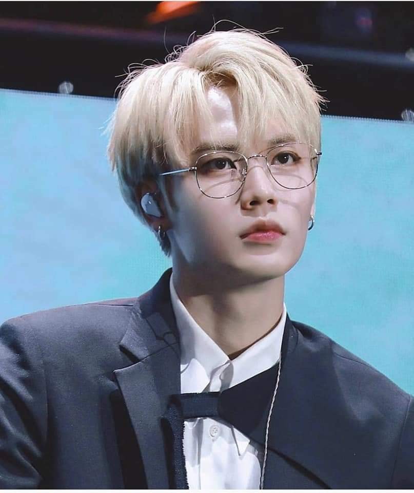 Lâm Ngạn Tuấn từng kinh qua rất nhiều tông tóc màu vàng và màu nào anh cũng cân đẹp.