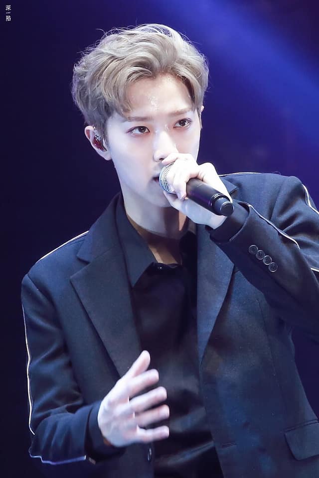 Lại Quán Lâm khi để tóc vàng cũng lấp lánh nhan sắc.