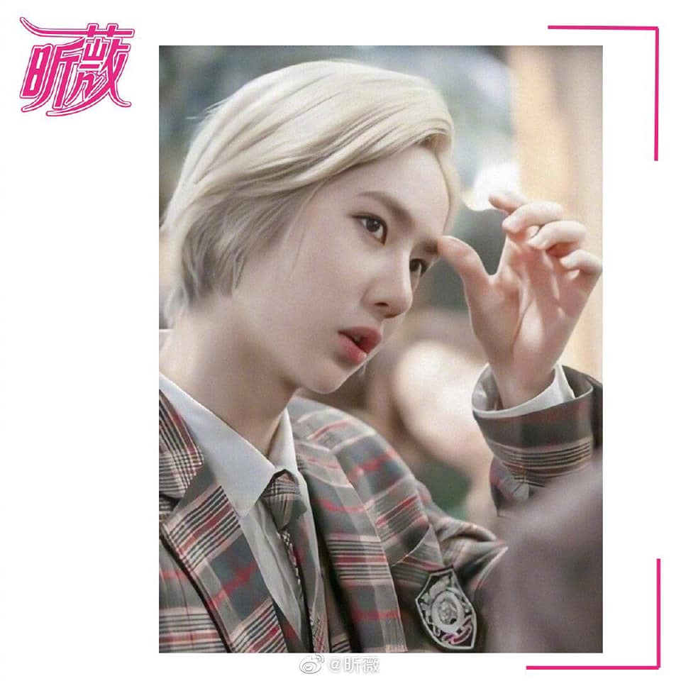 Ngạc nhiên nhất là Vương Nhất Bác. Khi để tóc vàng như thế này, Nhất Bác trông mong manh, nữ tính khác hẳn so với tạo hình lạnh lùng, cool boy hiện tại.