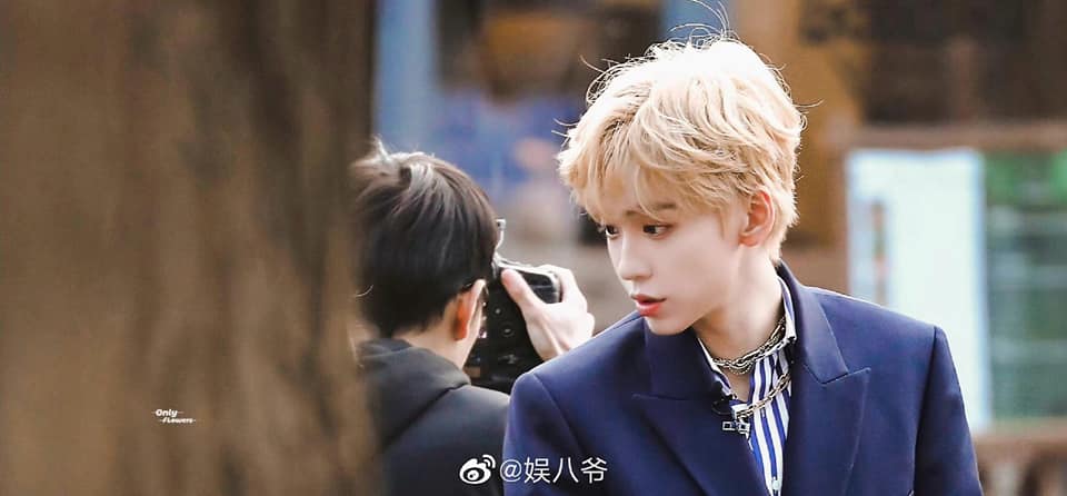 Hot boy Thanh Xuân Có Bạn 3 Dư Cảnh Thiên sở hữu làn da trắng bóc nên cực hợp tóc vàng. Có thể thấy anh tựa như hoàng tử bé với màu tóc vàng rực này.