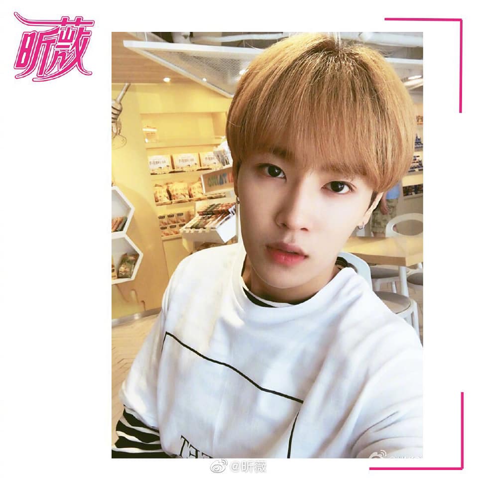 Thành viên UNIQ Lý Vấn Hàn từng kinh qua rất nhiều màu tóc và được fan nhận xét là hợp nhất với màu tóc vàng. Nó khiến anh ấy trẻ ra rất nhiều và trở nên thư sinh hơn.