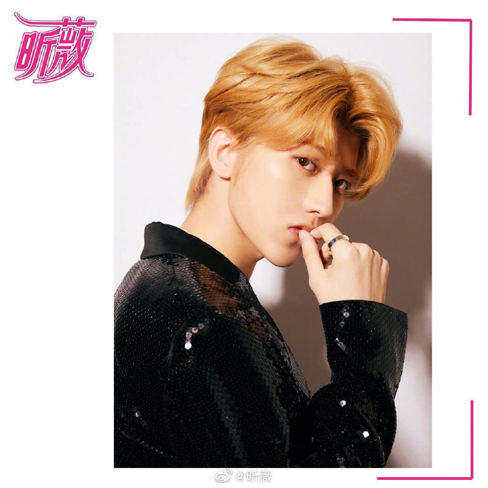 Nếu hỏi sao nam nào để tóc vàng quý tộc nhất thì xin thư đó là Thái Từ Khôn. Gương mặt của anh ấy vốn dĩ đã toát ra khí chất sang trọng, màu tóc vàng không thể dìm được điều đó.