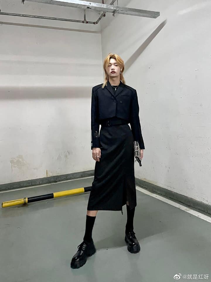 Mỹ nam giả gái đẹp nhất Thanh Xuân Có Bạn 3 Tôn Oánh Hạo với mái tóc vàng đẹp mơ màng.