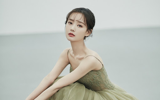 10. Lý Nhất Đồng: Lý Nhất Đồng đã ra mắt được 6 năm và có hơn chục vai nữ chính. Sau nhiều bộ phim thành công, Lý Nhất Đồng cũng trở nên ngày càng nổi tiếng. Trong Cbiz, dù giỏi hay mạnh bạn vẫn cần có tài nguyên hỗ trợ và về điều này thì Lý Nhất Đồng không cần lo lắng.