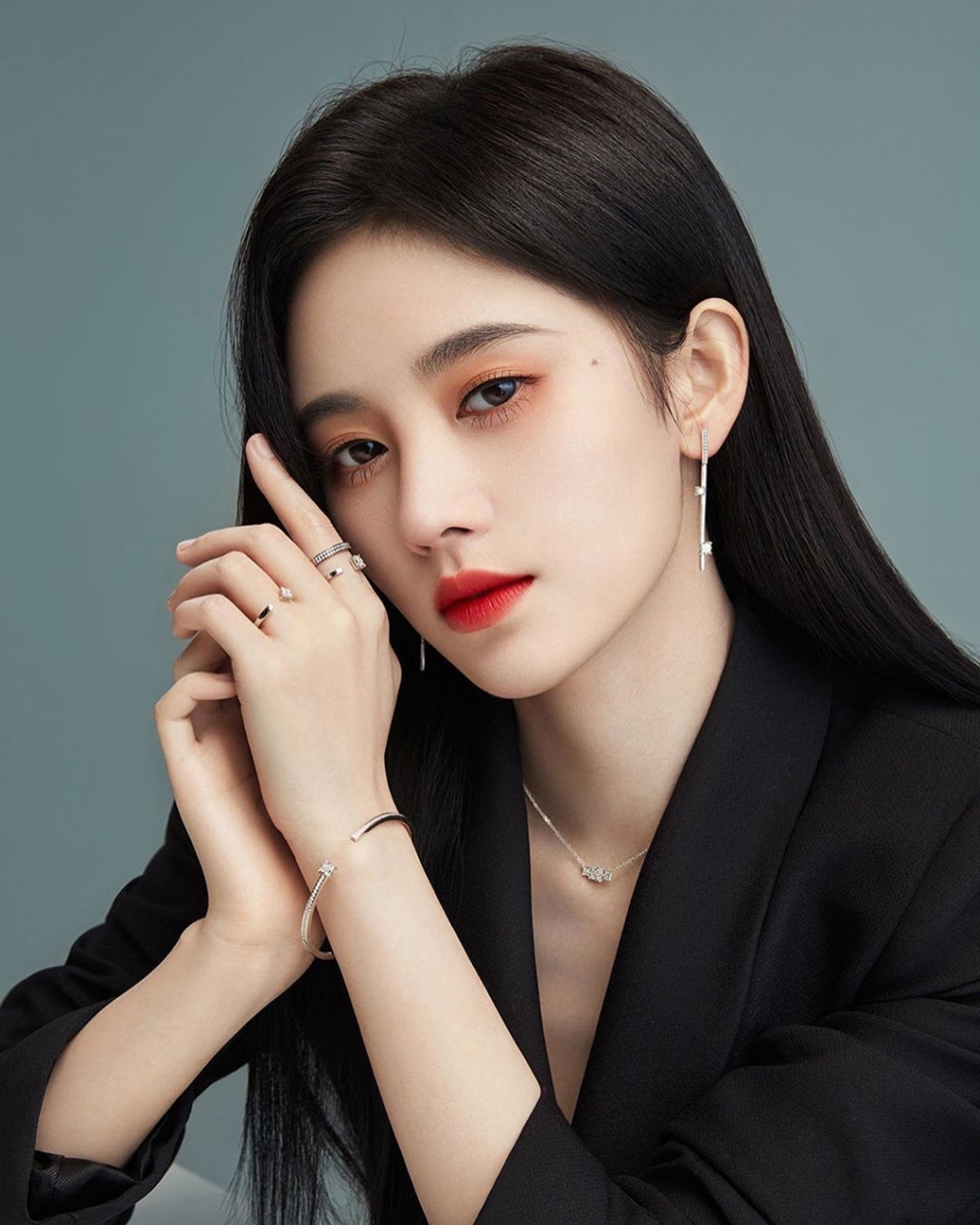 9. Cúc Tịnh Y: Cúc Tịnh Y ra mắt với tư cách là một ca sĩ. Bộ phim Vân Tịch Truyện đã giúp cô tạo được chỗ đứng trong làng giải trí. Danh xưng 'mỹ nữ 4.000 năm' của cô đã vững chắc ở tiền tuyến.