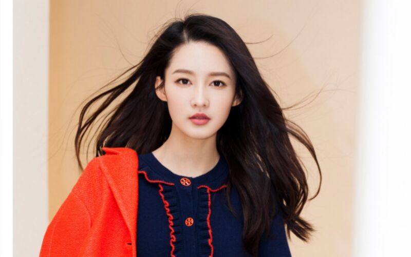 7. Lý Thấm: Là một diễn viên được đánh giá là có thực lực, làm việc chăm chỉ trong Cbiz nhiều năm và tham gia nhiều phim truyền hình kinh điển như Sở Kiều Truyện, Hồng Lâu Mộng, chắc chắn sự nghiệp diễn xuất của Lý Thấm sẽ còn có những bước tiến dài.