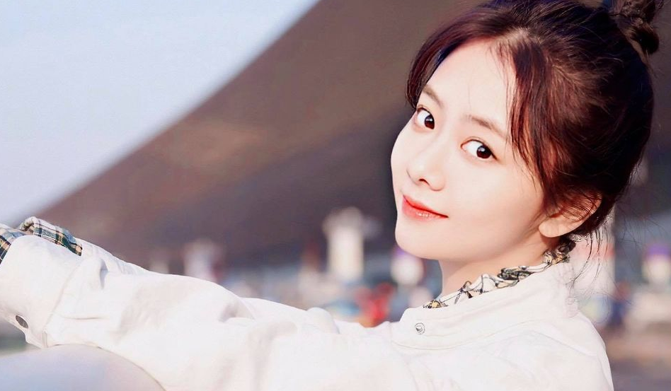 6. Đàm Tùng Vận: Nữ diễn viên được yêu mến với khuôn mặt nhỏ tròn xinh xắn và mỗi năm có hơn 3 tác phẩm online. Với ngoại hình và diễn xuất của mình, Đàm Tùng Vận rất được khán giả yêu mến.