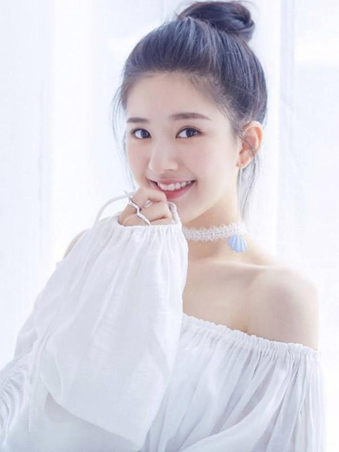 5. Triệu Lộ Tư: Lộ Tư được ví như chú ngựa ô của lứa tiểu hoa mới trong 2 năm qua bởi cô luôn gặp suôn sẻ trong sự nghiệp. Những vai diễn cô tham gia dù nhận về nhiều ý kiến trái chiều nhưng vẫn có rất nhiều người kỳ vọng Triệu Lộ Tư sẽ bứt phá và đạt được thành công lớn trong tương lai.