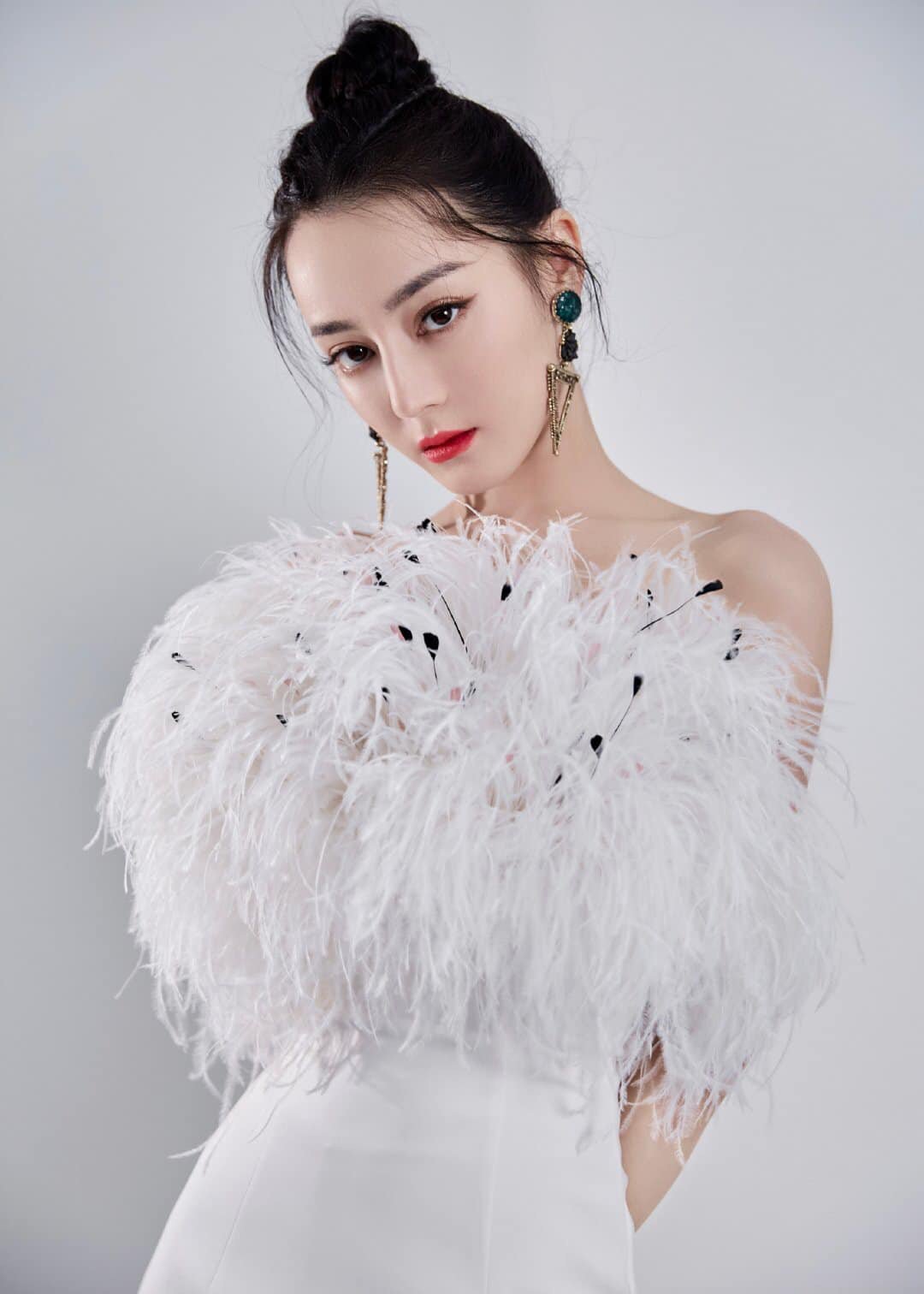 2. Địch Lệ Nhiệt Ba: Thời gian qua, Địch Lệ Nhiệt Ba đã có những bứt phá và chiếm lĩnh màn ảnh nhỏ một cách vững chắc. Độ nổi tiếng của Nhiệt Ba tăng vọt và cô hiện là tiểu hoa được yêu thích nhất.