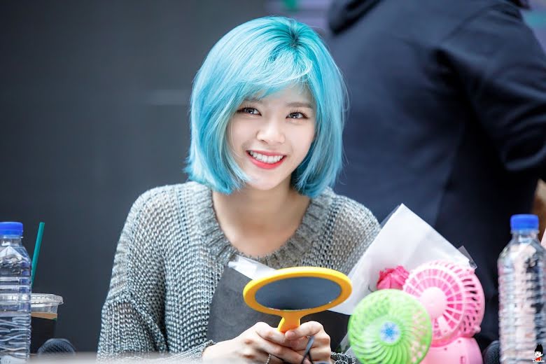 17 thần tượng Kpop đẹp rực rỡ khi nhuộm tóc xanh 5
