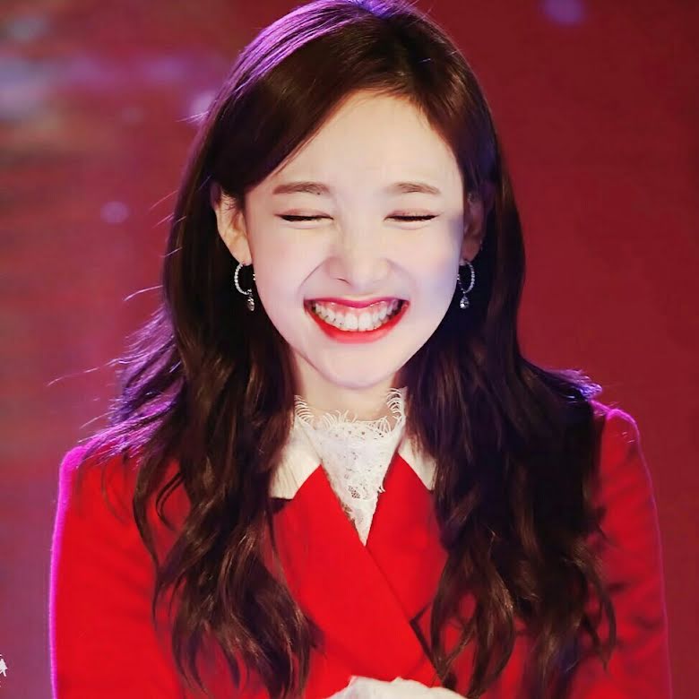 1. Nayeon (TWICE): Khi cười nhẹ nhàng, Nayeon chiếm được cảm tình của mọi người vì quá dễ thương. Còn khi bật cười sảng khoái, cô ấy luôn tạo cảm giác chân thành dù ở bất cứ đâu. Nhìn Nayeon cười, chắc hẳn bạn sẽ bất giác mà mỉm cười theo cô ấy.