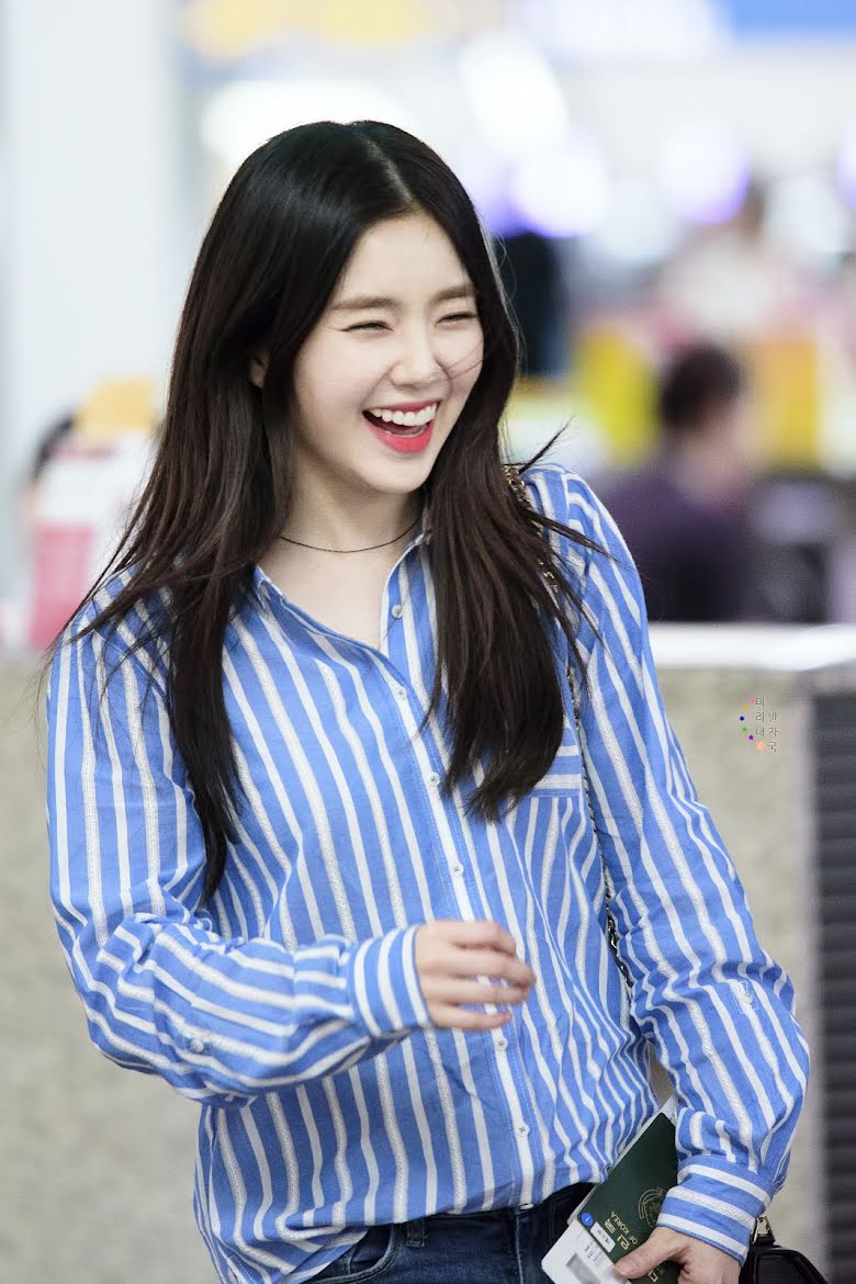 10. Irene (Red Velvet): Irene có thể là người sống nội tâm và dè dặt hơn một chút…nhưng khi cô ấy thả lỏng và thực sự mỉm cười…nó giống như mặt trời tỏa sáng sau những đám mây.