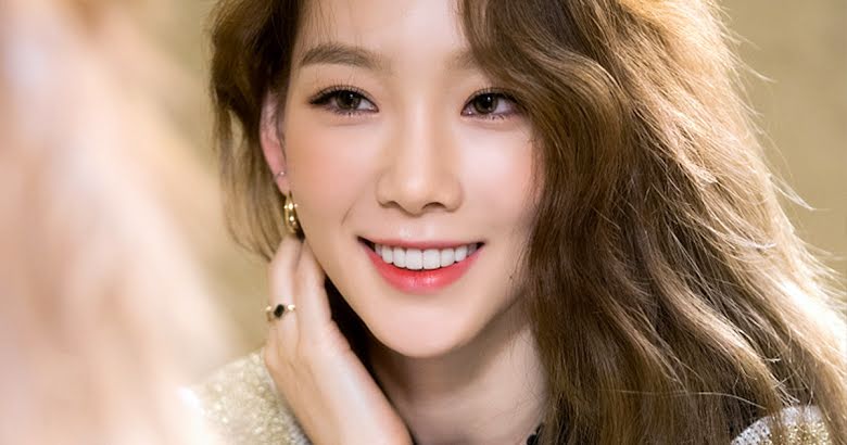 11. Taeyeon (Girls 'Generation): Taeyeon không chỉ cuốn hút mọi người bằng khả năng ca hát và vũ đạo, cô ấy còn có một nụ cười mang tính sát thương. Nụ cười của cô ấy có thể làm cho bất cứ nơi nào cảm thấy tươi sáng hơn.