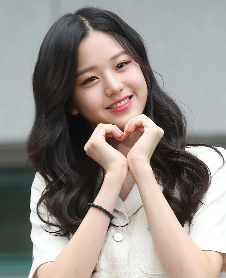 13. Jang Wonyoung: Dù còn trẻ nhưng Jang Wonyoung đã chiếm được cảm tình của nhiều người. Không chỉ vì cô ấy sở hữu khả năng tuyệt vời mà còn có nụ cười rất dễ lan tỏa, làm ấm lòng bao trái tim.