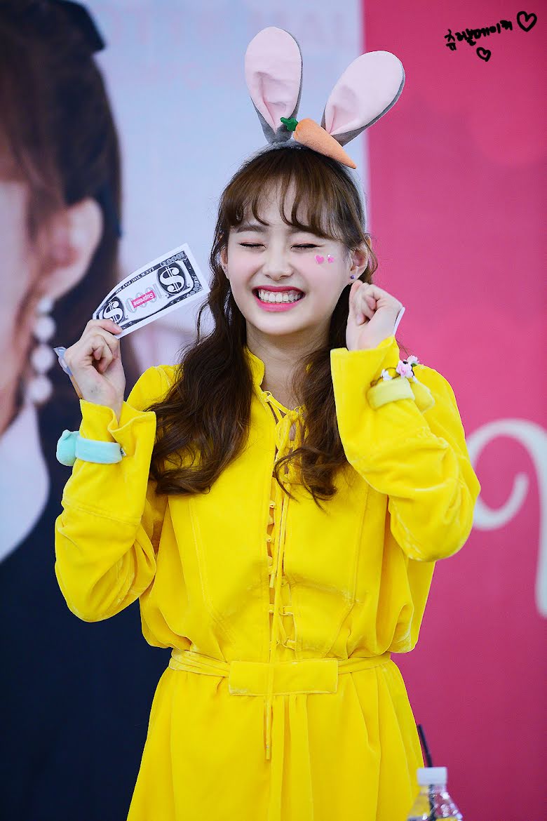 14. Chuu (LOONA): Hãy nhìn nụ cười của Chuu…bạn sẽ cảm thấy khuôn mặt mình co giật và bất giác cười theo.