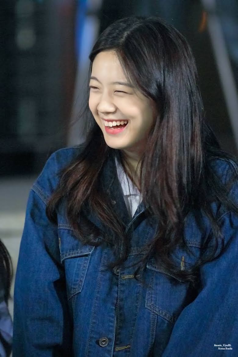 15. Jang Gyuri (fromis_9): Một số người đã so sánh hình ảnh tuyệt đẹp của Jang Gyuri với hình ảnh tuyệt đẹp không kém của Jisoo (BLACKPINK). Và chắc chắn cả 2 có ít nhất một điểm chung bên cạnh kỹ năng trình diễn rất tốt: Đó là nụ cười có sức lan tỏa vô cùng lớn.