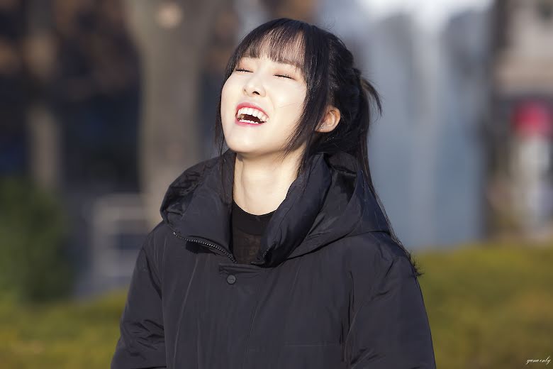 16. Yuju (GFRIEND): Nụ cười của Yuju thật ấm áp và chân thành! Mỗi khi Yuju cười sáng khoái, cô có thể khiến mặt trời phải ghen tị vì không rạng rỡ bằng.