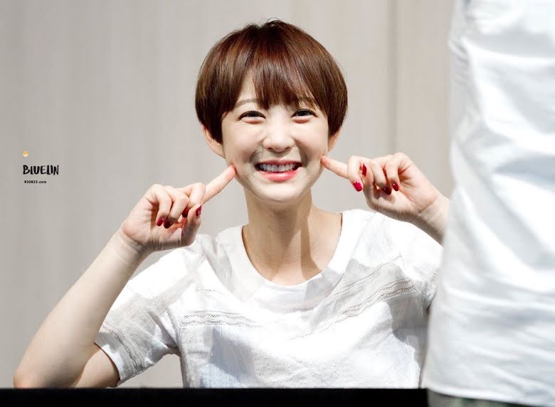 18. Hyerin (EXID): Nụ cười của Hyerin vô cùng tươi sáng và sôi nổi, có thể thắp sáng ngay cả những trái tim khô cằn nhất.