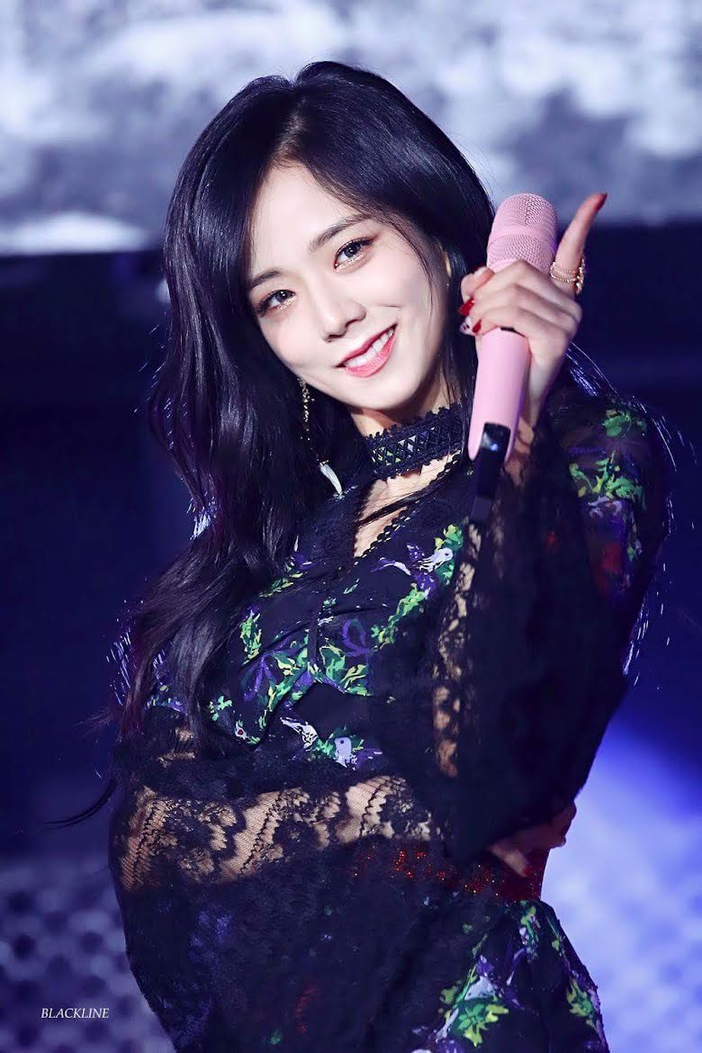 2. Jisoo (BLACKPINK): Dù nở một nụ cười nghiêm túc khi trên sân khấu, Jisoo vẫn luôn tỏa sáng. Khi cô nàng vui vẻ cùng các thành viên và cười thật rạng rỡ, chắc chắn đó là nguồn năng lượng làm bừng sáng cả một căn phòng.