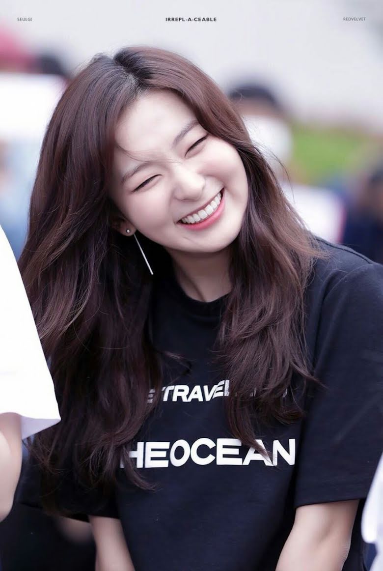 3. Seulgi (Red Velvet): Seulgi có thể hát và nhảy đồng thời sở hữu một nụ cười vô cùng truyền cảm. Nụ cười của cô ấy khiến người khó tính nhất cũng vui vẻ trở lại.