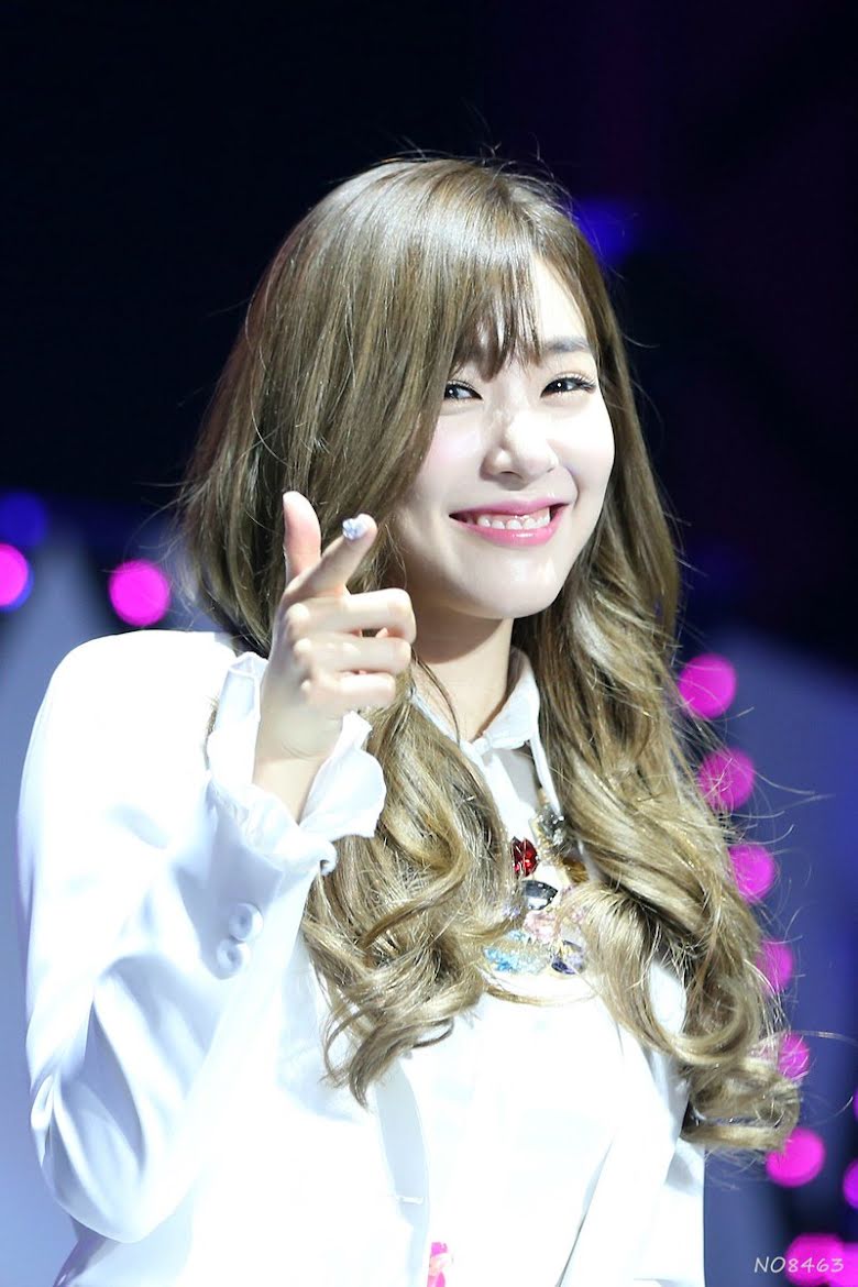 4. Tiffany (Girls 'Generation): Nữ hoàng mắt cười Tiffany đã chiếm trọn trái tim của người hâm mộ khắp nơi với nụ cười rạng rỡ vô cùng ngọt ngào của mình. Fan cô nàng nói rằng nụ cười của Tiffany hoàn toàn phù hợp với tính cách sôi nổi của cô ấy.
