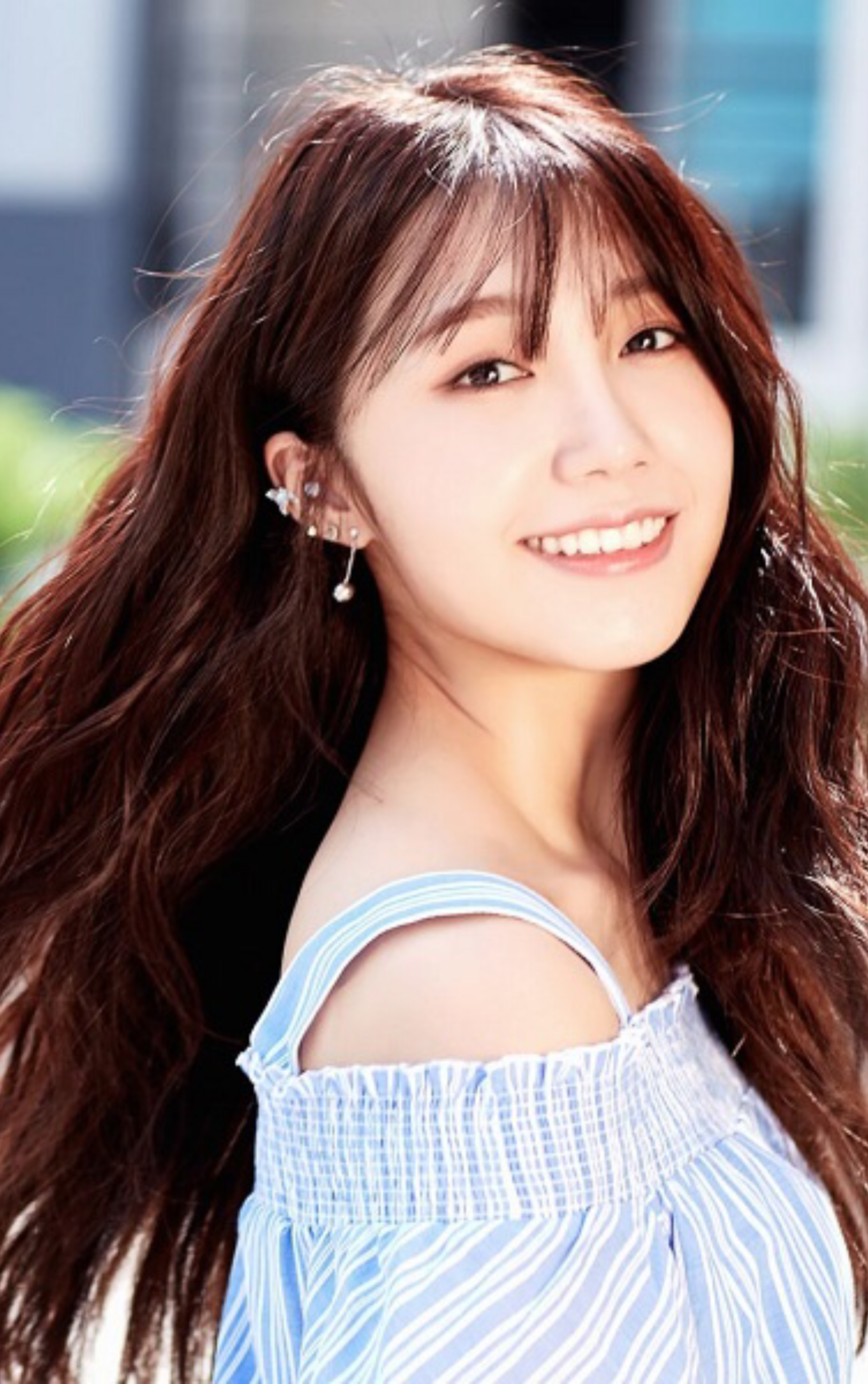 5. Eunji (Apink): Nụ cười của Eunji có thể thắp sáng bất kỳ căn phòng nào, chưa kể đến tính cách tươi sáng và kỹ năng ca hát, diên xuất tuyệt vời của cô ấy. Làn da trắng như ngọc của Eunji cũng khiến nhiều trái tim thổn thức.