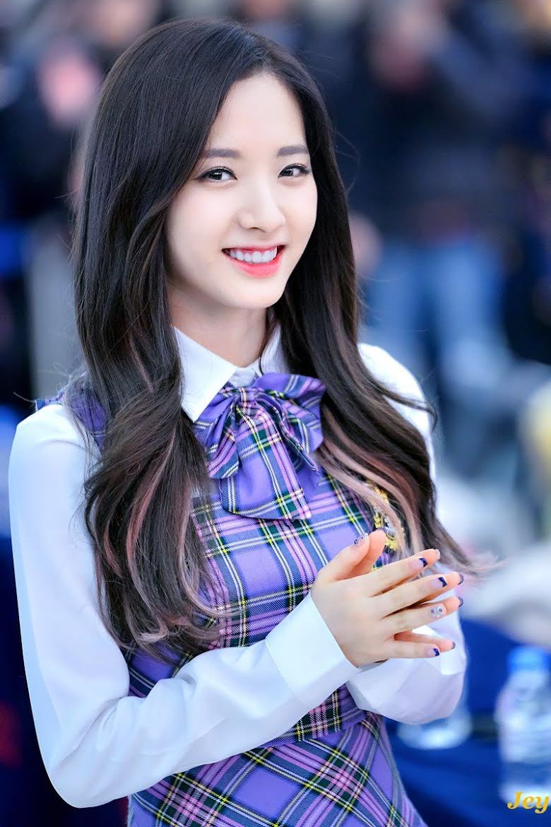 6. Bona (Cosmic Girls): Nụ cười của Bona mang nhiều sắc thái khác nhau và đều tràn ngập hạnh phúc. Mỗi lần cười, Bona luôn lan tỏa nguồn năng lượng tích cực này đến mọi người.