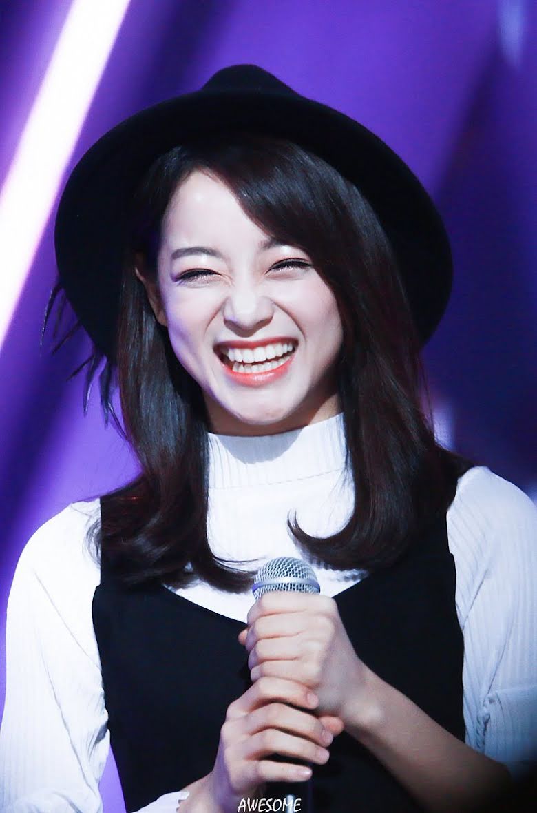 7. Sejeong (cựu thành viên gugudan): Cô chính là một ví dụ cho nụ cười rạng rỡ. Người ta ví nụ cười của Sejeong giống như tia nắng trong ngày đông lạnh giá.