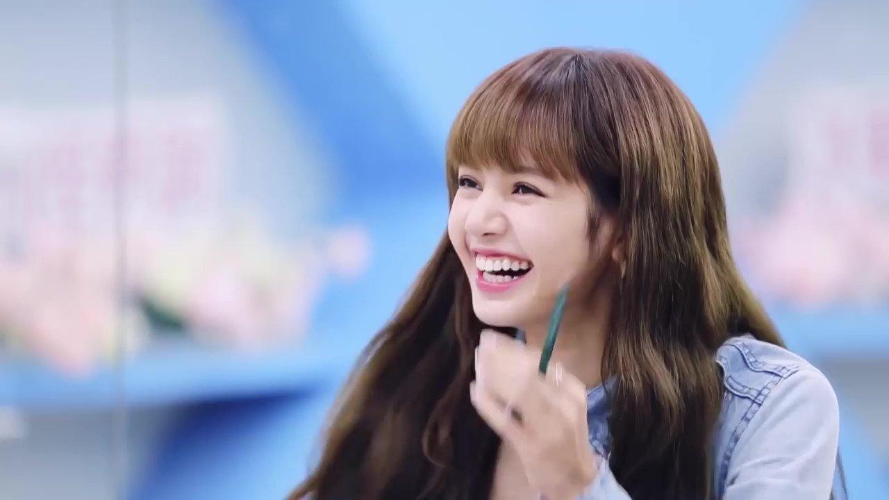 9. Lisa (BLACKPINK): Mặc dù nụ cười của Lisa thường ngượng ngùng hơn một chút so với nụ cười của Jisoo… nhưng một khi đã cười toe, chắc chắn Lisa cũng hấp dẫn không kém.