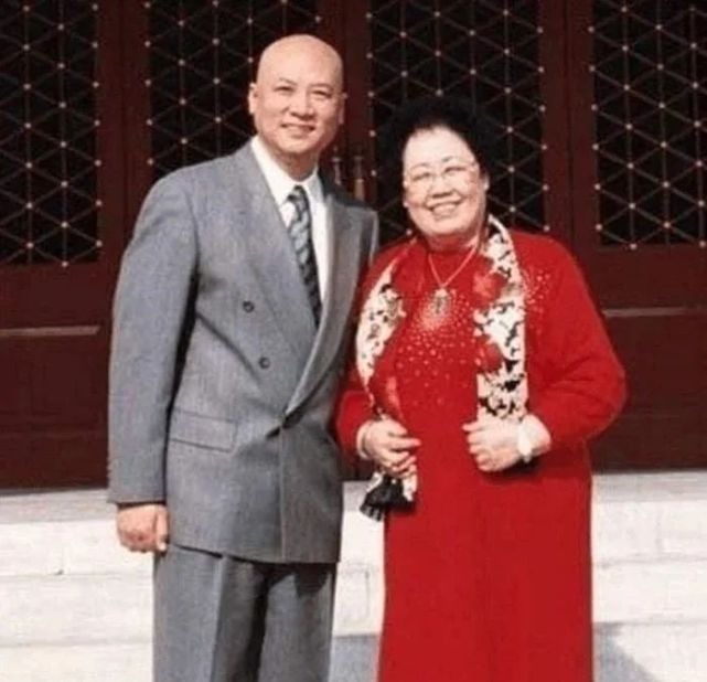 Dù bị đồn là lấy vợ vì tiền nhưng hơn 30 năm qua, cuộc hôn nhân của Trì Trọng Thụy và Trần Lệ Hoa vẫn viên mãn.