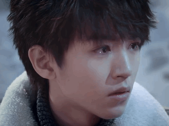 Cảnh rơi lệ của mỹ nam Vương Tuấn Khải đẹp và thương đến động lòng. Nỗi đau và uất hận chất chứa trong ánh mắt. Cách Vương Tuấn Khải nén khóc quay mặt đi vừa cho thấy bản lĩnh của một đấng nam nhi, vừa thấy sự bất lực của nhân vật.