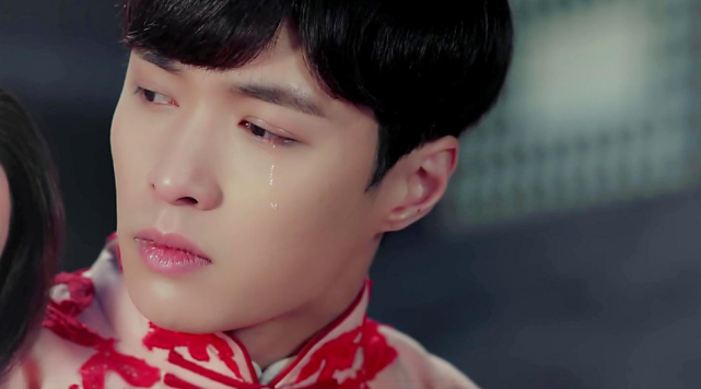 Trương Nghệ Hưng khi diễn cảnh khóc, gương mặt thất thần, nước mắt lăn dài trên má ẩn chứa bi thương, u uất.